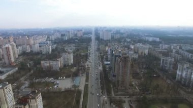  4k hava. Uçuş araçları ile şehir otoban üzerinden. Trafik sorun 