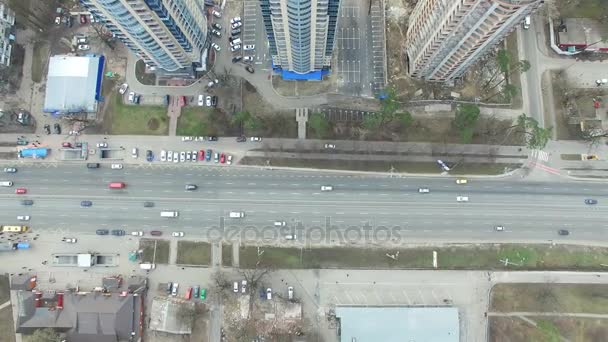 4K Aerial. Полет над городским шоссе с машинами. Вид сверху на трафик — стоковое видео