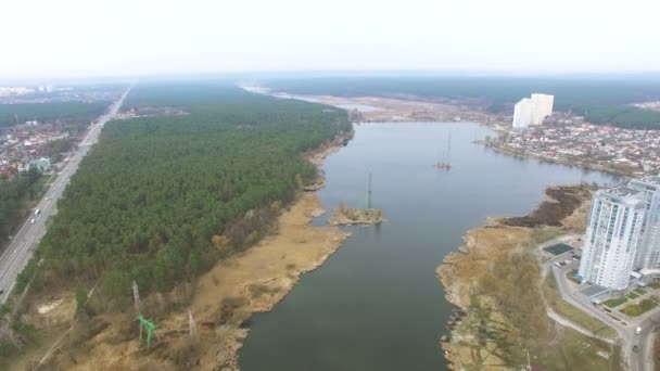 Aérea 4K. Vuelo sobre el suburbio de la ciudad con lago y — Vídeos de Stock