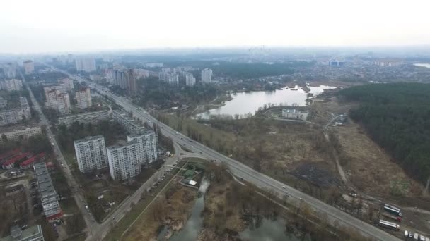 Aérea 4K. Vuelo sobre el suburbio de la ciudad con lago. Composición diagonal — Vídeo de stock