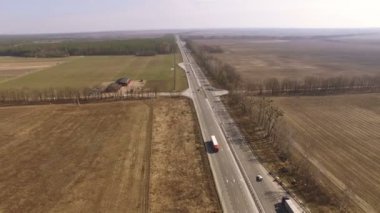  4k hava. Otoban araba ile. Kamyon görünümünü en iyi yolda. Kamera hareketi