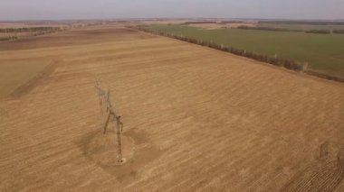  4k. Hava. Güç hattı kule bahar alanındaki. 