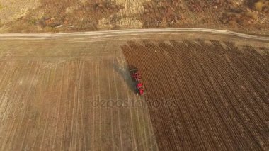 4k hava. Traktör plough alan tarım alanında, arka uçuş