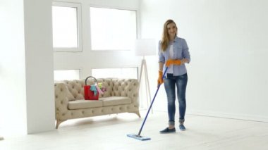 Kadın modeli photo studio, sahne arkasında poz ev kadını gibi 