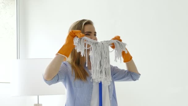 Woman model jokes, doing moustaches of  mop — Stock Video