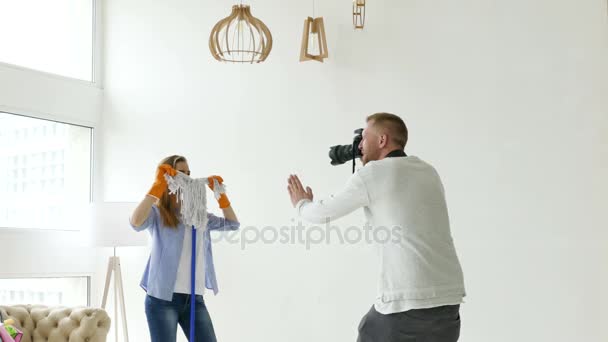 摄影师和女人模型笑话，做拖把胡子 — 图库视频影像