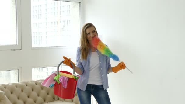 Mulher modelo como dona de casa posando no estúdio de fotografia, bastidores com balde e escova — Vídeo de Stock