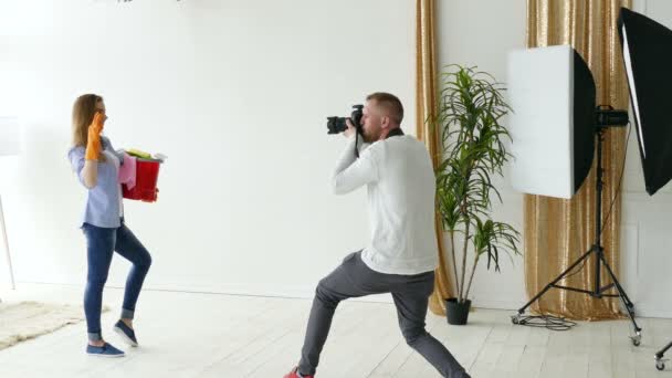 Fotograf förklara kvinna modeller hur att posera som hemmafru. Backstage. — Stockvideo