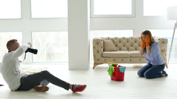 Fotógrafo disparar emoción de la mujer modelos poses como ama de casa . — Vídeos de Stock