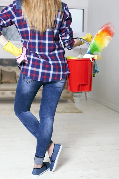 Mujer ama de casa con cubo y toallas en las manos. Vista trasera de cerca — Foto de Stock