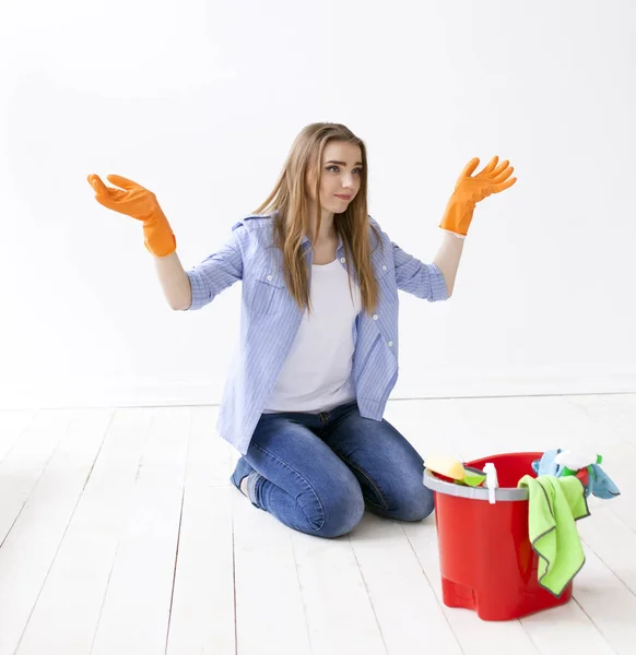 Mujer ama de casa con emoción de sorpresa de la limpieza — Foto de Stock