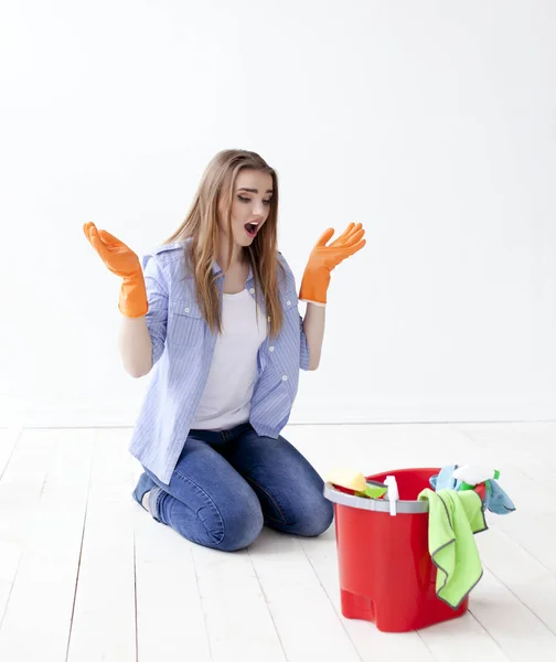 Mujer ama de casa con emoción de sorpresa de muchos limpieza — Foto de Stock