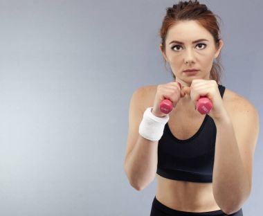  Spor g.Pasquali kız kırmızı dumbbells boksör poz ile doğrudan görünüyor. Portre