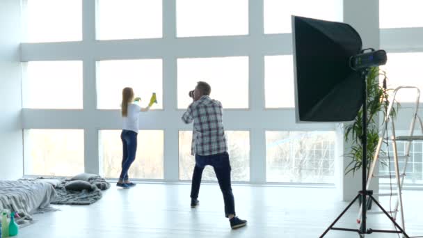 Model van de vrouw als huisvrouw en man fotograaf in een fotostudio. Achter de schermen — Stockvideo