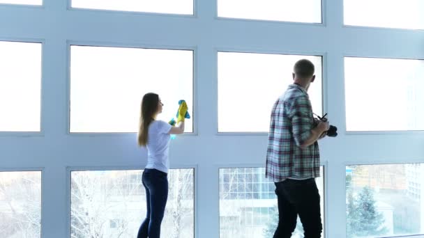 Model van de vrouw als huisvrouw en man fotograaf in een fotostudio. Achter de schermen — Stockvideo