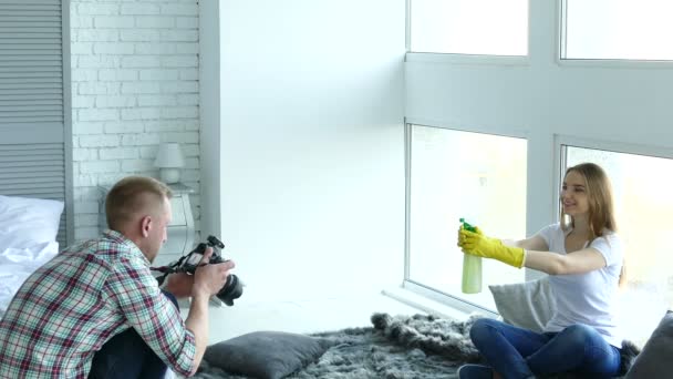 Fotograaf schiet vrouw model zoals huisvrouw in de fotostudio backstage — Stockvideo