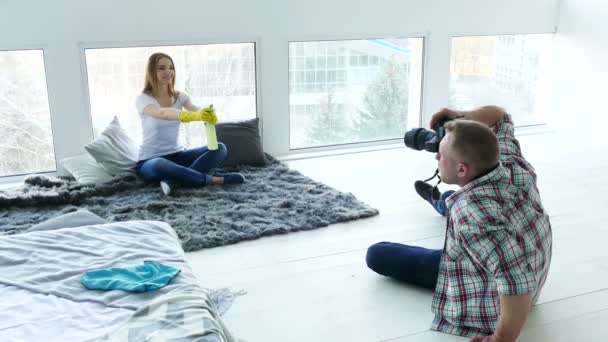 Hombre fotógrafo disparar modelo mujer como ama de casa en estudio de fotos. tras bastidores — Vídeos de Stock