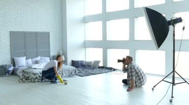   PhotoStudio sahne arkasında. Mala ile ev hanımı gibi adam fotoğrafçı ve kadın modeli. 