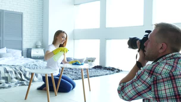 Фотосессионная студия за кулисами. Мужчина фотограф работает с моделью, как домохозяйка . — стоковое видео