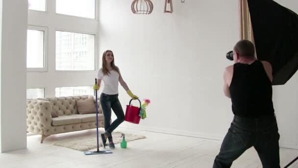 Model van de vrouw als huisvrouw poseren in fotostudio, backstage, video versnelde — Stockvideo