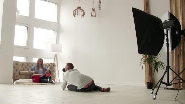 Séance photo en studio. Modèle femme comme femme au foyer. Dans les coulisses, vidéo accélérée — Video