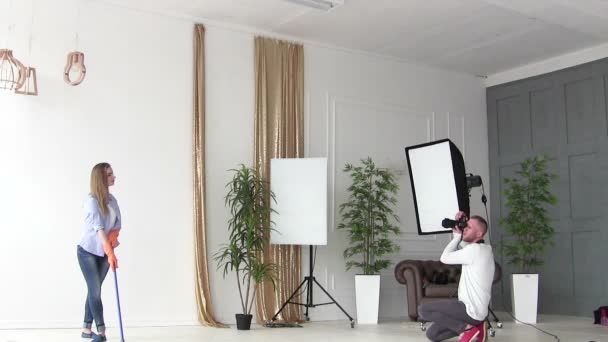 Séance photo en studio. Modèle femme comme femme au foyer. Dans les coulisses, vidéo accélérée — Video