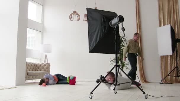 Fotoshooting im Studio. Frau modelliert wie müde Hausfrau. Backstage, beschleunigtes Video — Stockvideo