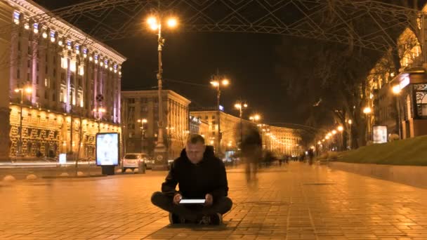 Człowiek z tabletu siedzieć w rozbił sylwetka tłum, upływ czasu. — Wideo stockowe