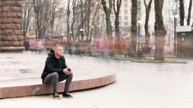  Adam çökerttiğini siluet kalabalık kişilerde şehir zaman atlamalı.