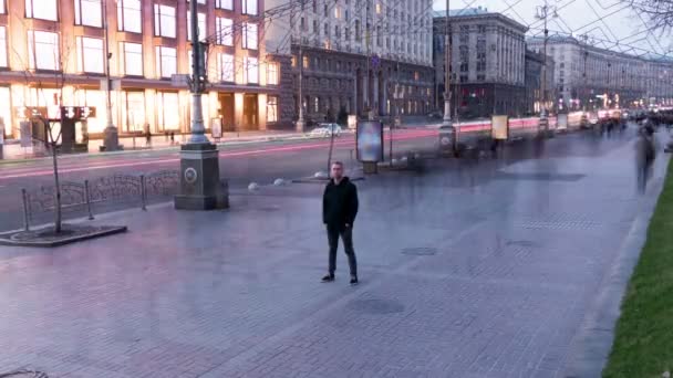 Człowiek w rozbił sylwetka tłum ludzi, City time Lapse. — Wideo stockowe