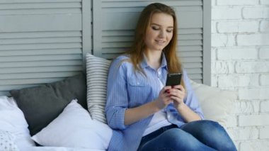  Smartphone kadınla yatakta oturup kapat