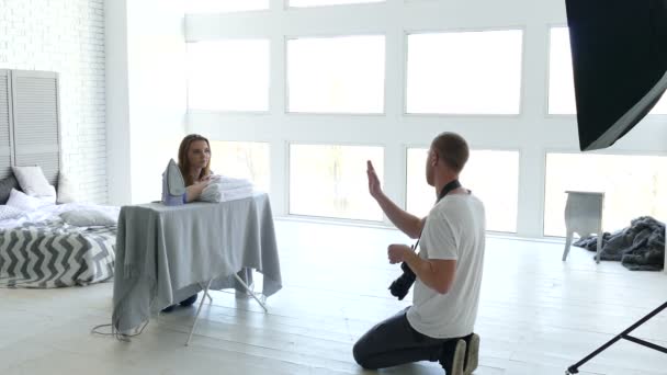 Fotoestudio detrás del escenario. Fotógrafo y modelo mujer como ama de casa — Vídeos de Stock