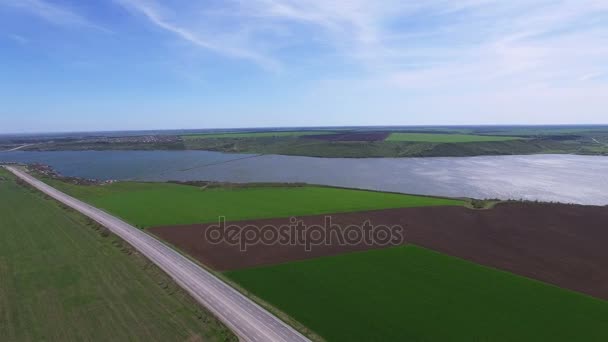 4k luchtfoto. Up over Lente groen veld, stuwmeer en route met de auto. Panorama — Stockvideo