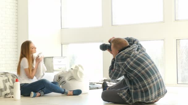 PhotoStudio backstage. Fotograaf in plaid shirt schieten model van de vrouw als huisvrouw — Stockvideo