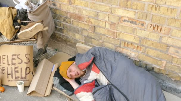 4k. Leven van dakloze man met vervoer. Dolly schieten — Stockvideo