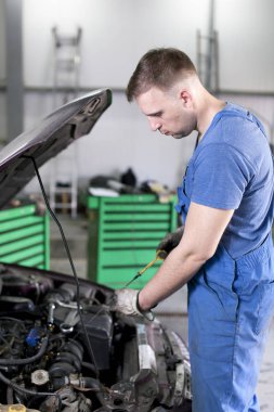 Karton, evsiz adamla duvara yakın oturur. Arabası olduğunu ev