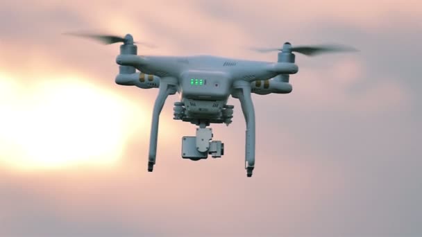 Au ralenti. Drone volant à basse altitude devant le ciel rose. Technologies modernes — Video