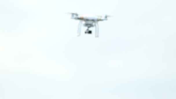 Au ralenti. Vol de drone avec approche devant le ciel. Technologies modernes 