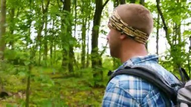 4 k. yüz adam uzun yürüyüşe çıkan kimse üzerinde yeşil bahar orman, sürekli atış