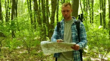  4 k. adam uzun yürüyüşe çıkan kimse bulmak şekilde kağıt harita ve pusula ormandaki ile. sürekli çekim