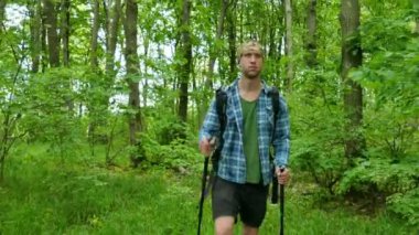 4 k. adam Hiker yeşil bahar orman, sürekli atış. Alt görünümü