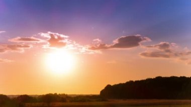 4k. Kırmızı güneş günbatımı zamanla. Zaman atlamalı kuşlar olmadan