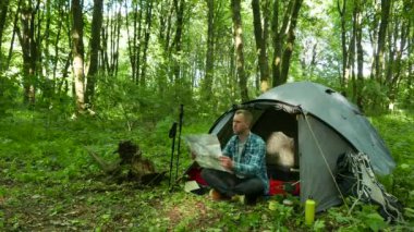  4 k. adam uzun yürüyüşe çıkan kimse turist sit bahar orman çadırda yakınındaki. Turizm takım
