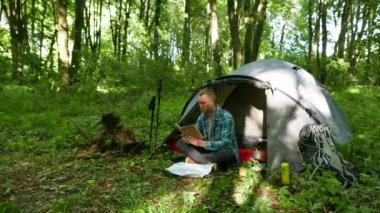  4 k. adam uzun yürüyüşe çıkan kimse turist bahar orman çadırda yakınındaki kağıt kitap okuyun. Turizm takım