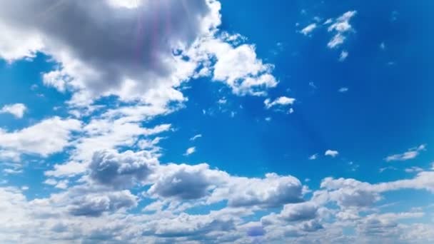 4K.Cielo azul y nubes. Tiempo de lapso sin aves, salida RAW — Vídeos de Stock