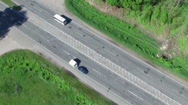 4k hava. Araba ile karavan üzerinde uç, On Road römork. Üstten Görünüm