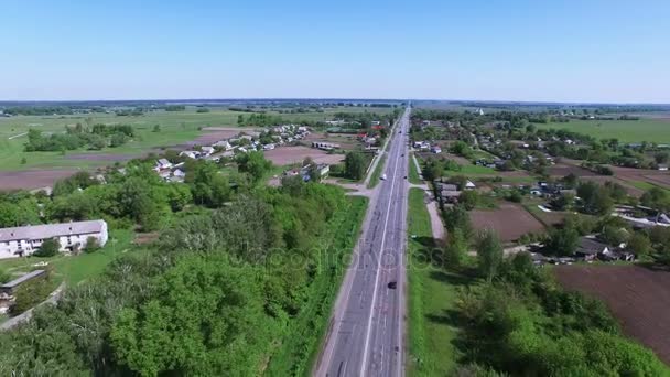 4k luchtfoto. Vliegen over de snelweg met auto's in landelijk gebied. — Stockvideo