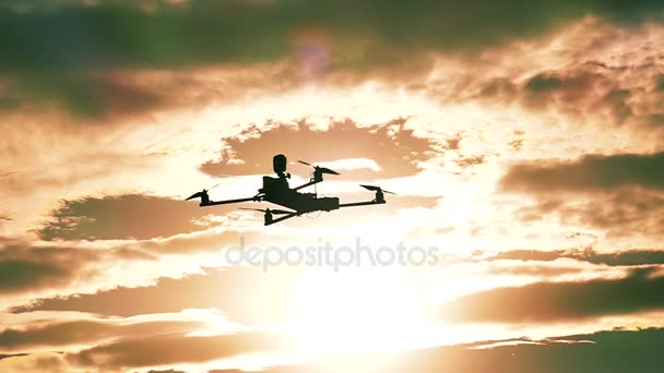 Drone volando frente al cielo naranja al atardecer con nubes. Movimiento lento — Vídeos de Stock