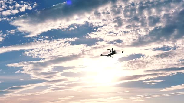 Беспилотник летит перед голубым небом с облаками. Медленное движение — стоковое видео