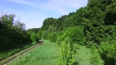 4k hava. Ahşap ile toprak yol üzerinde uçmak